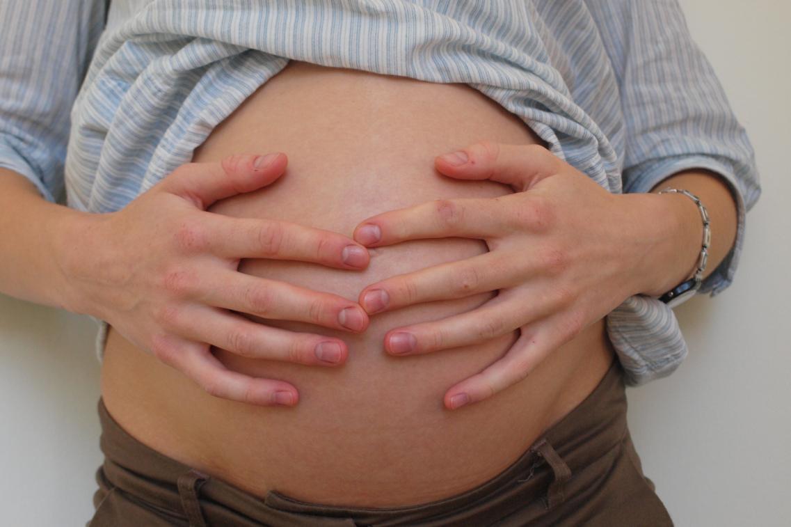 Babybauch mit Händen