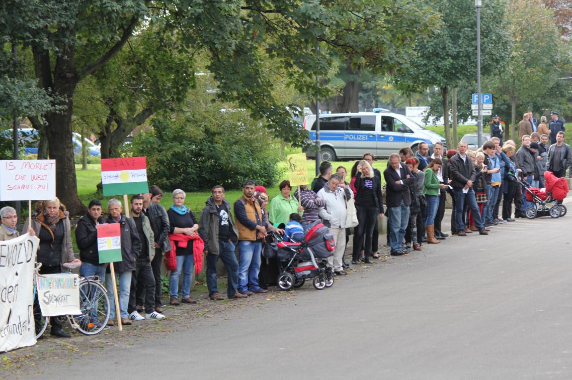 Menschenkette vor dem Thüringer Landtag Bild zur News