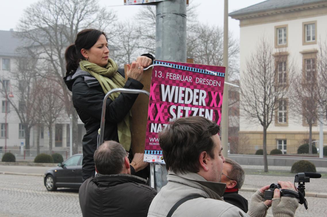 Anja Siegesmund beim anbringen eines Plakates mit der Aufschrift "Dresden nazifrei" Anja Siegesmund beim anbringen eines Plakates mit der Aufschrift "Dresden nazifr