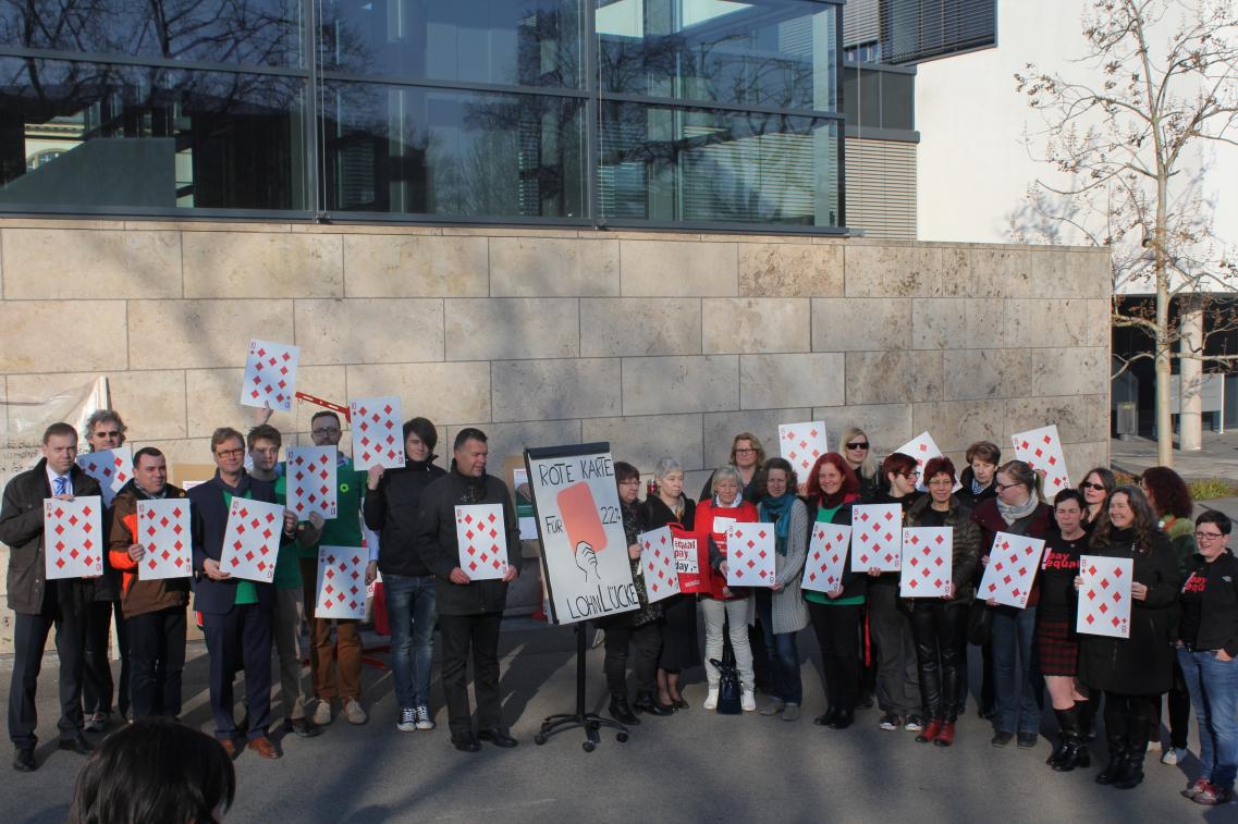 Aktion zum Equal Pay Day 2015 Bild zur News "Aktion zum Equal Pay Day 2015"