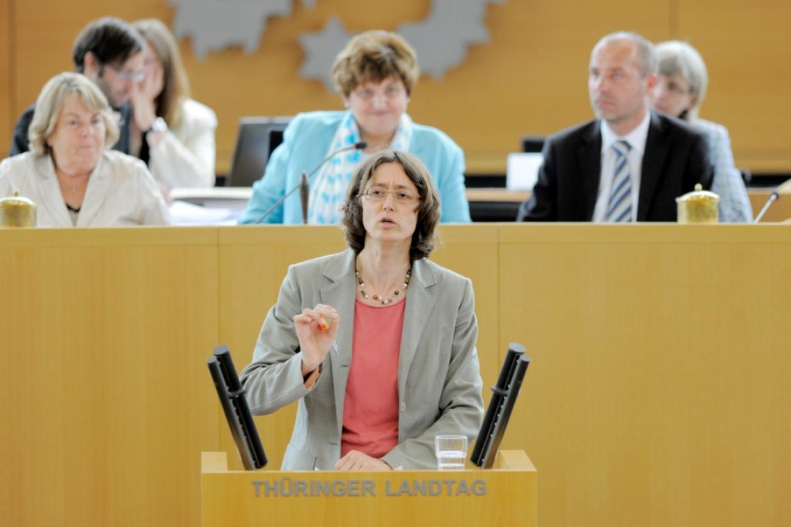 Jennifer Schubert spricht im Thüringer Landtag Jennifer Schubert spricht im Thüringer Landtag