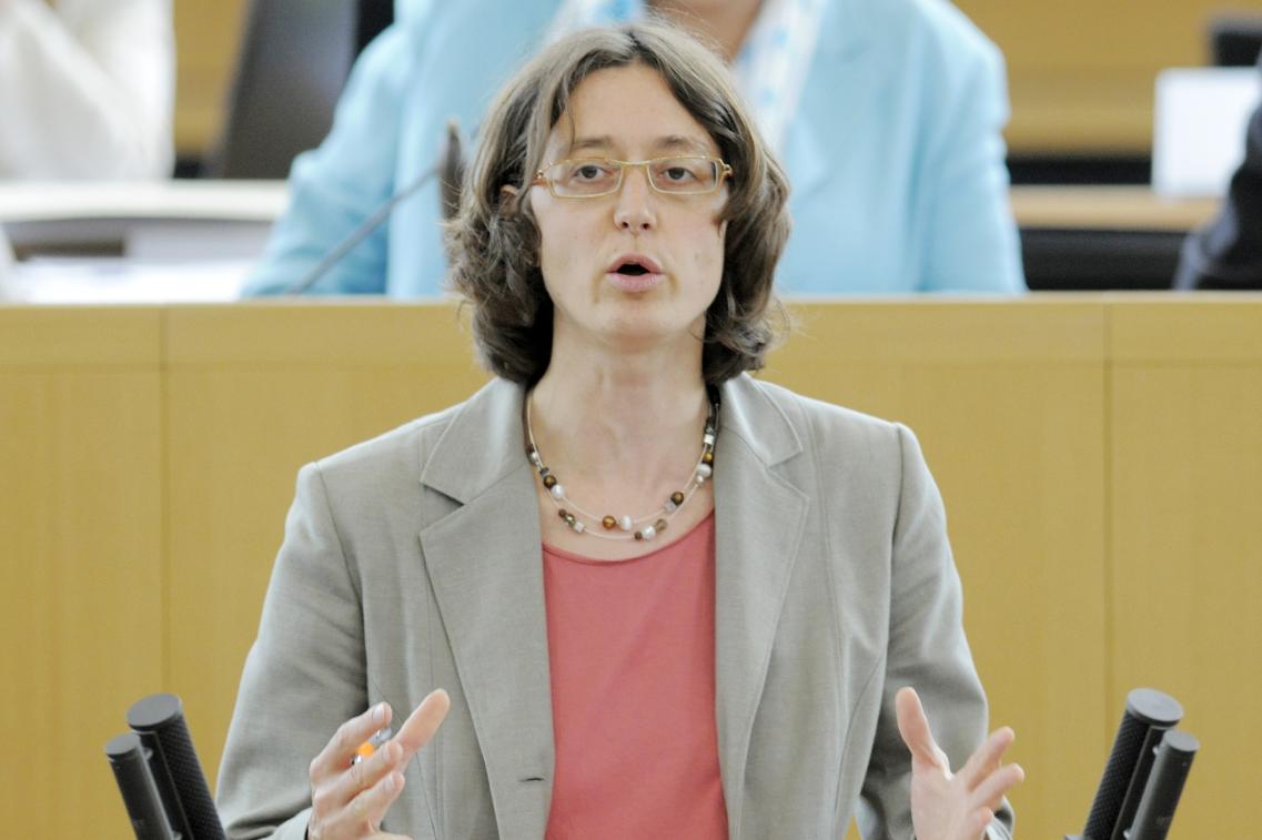 Jennifer Schubert am Rednerpult