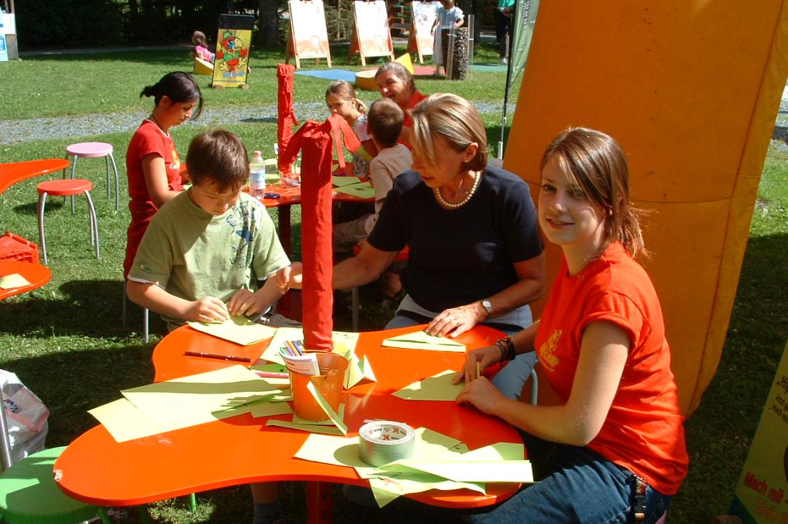 Bild zur Pressemitteilung: Kinder mit ErzieherInnen_badkleinkirchheim@flickr