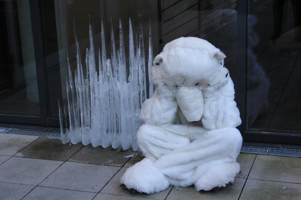 trauernder Eisbär