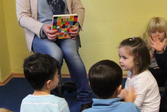 Babett Pfefferlein mit Kindern der Kita &quot;Flohkiste&quot;