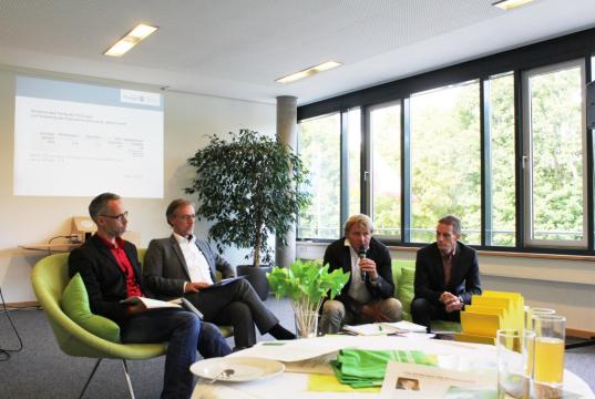 Roberto Kobelt diskutiert mit Dr. Martin Gude, Dr. Harald will und Mirko Jetschny