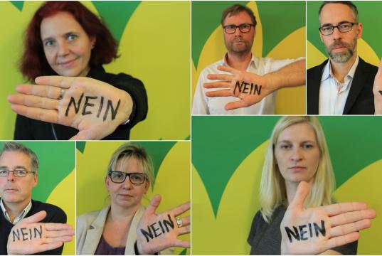 Die Abgeordneten der Fraktion zeigen ihre Handflächen mit dem Wort NEIN