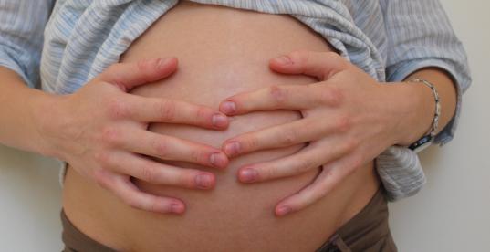 Babybauch mit Händen