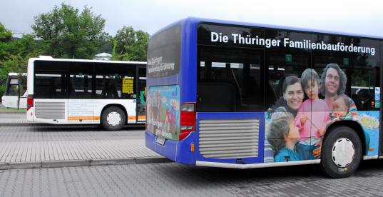 zwei Busse warten auf Fahrgäste