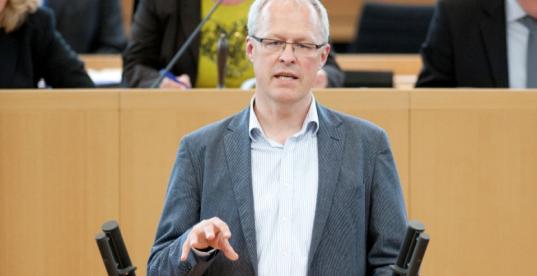 Carsten Meyer spricht vor dem Thüringer Landtag