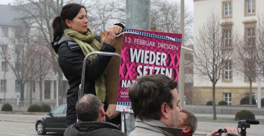 Anja Siegesmund beim anbringen eines Plakates mit der Aufschrift "Dresden nazifr