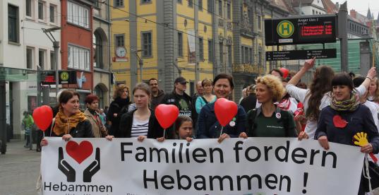 Anja Siegesmund demonstriert für Hebammen