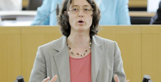 Jennifer Schubert am Rednerpult