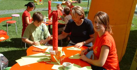 Bild zur Pressemitteilung: Kinder mit ErzieherInnen_badkleinkirchheim@flickr