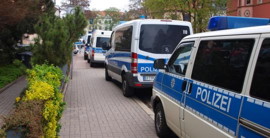 Polizeiwagen in Reihe