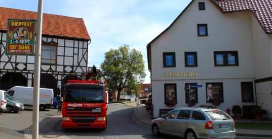 Befahrene Dorfstraße