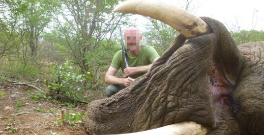 Uwe W. mit erlegtem Elefant