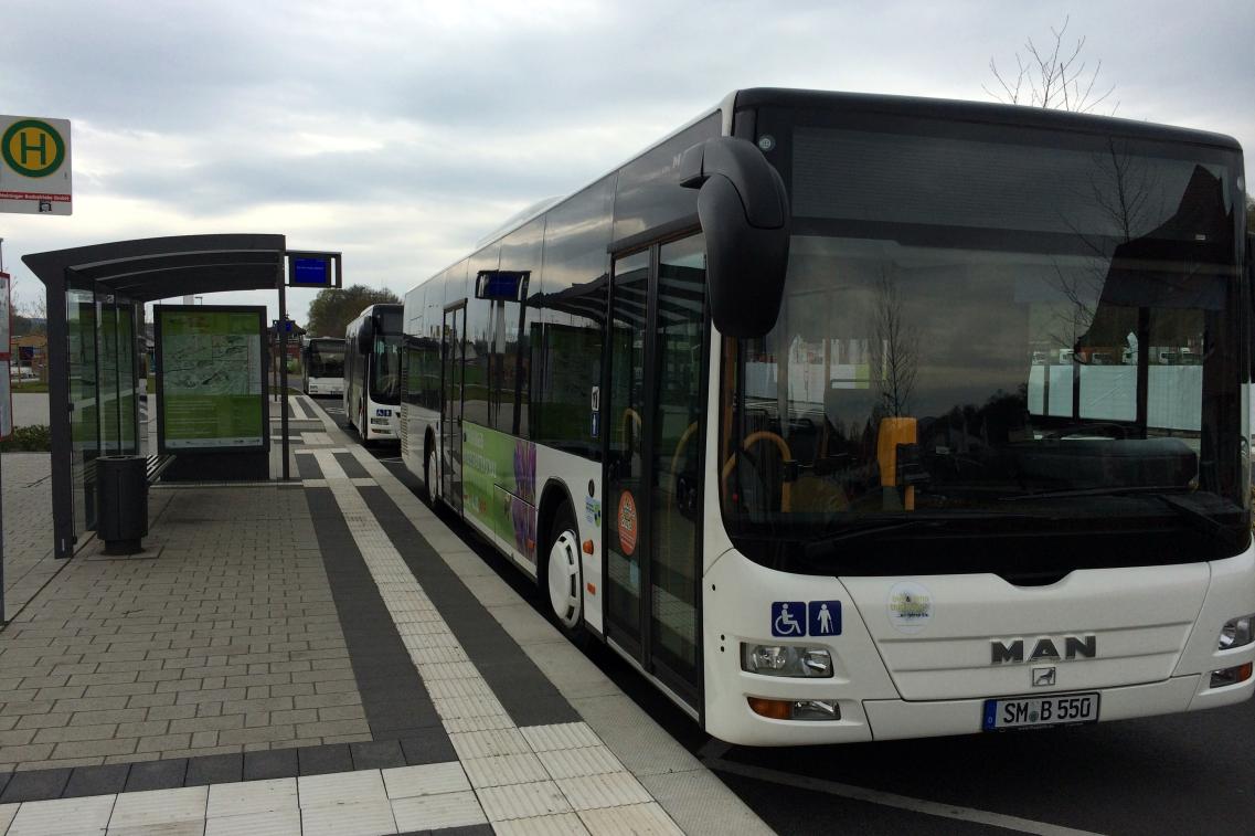 Ein Bus hält an der Haltestelle