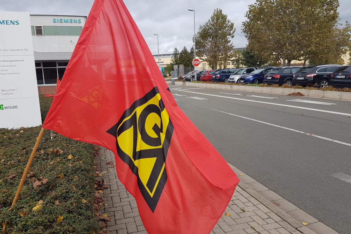 IG Metall Fahne bei Siemens-Demonstration