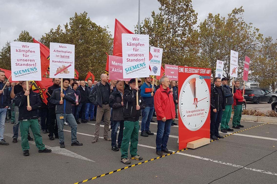 Siemens-Belegschaft demonstriert mit Schweigemarsch