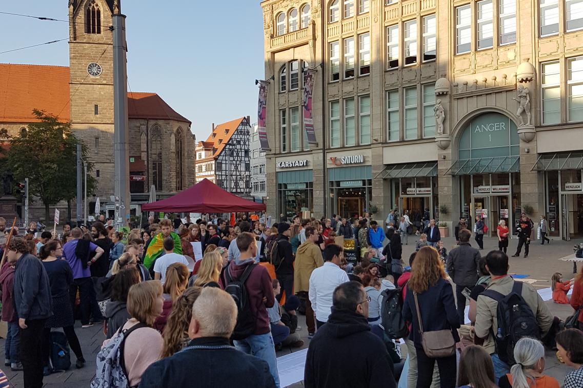 Menschen bei einer Demonstration Menschen bei einer Demonstration