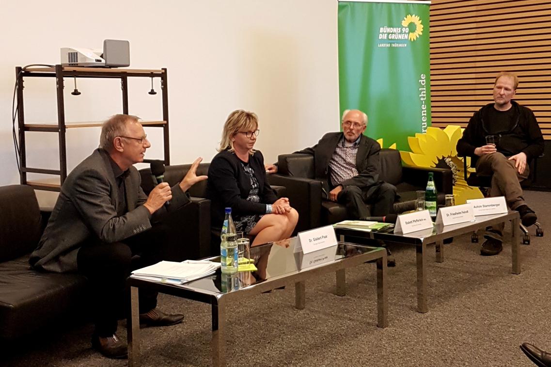 Das Podium beim Fachgespräch zum Tierschutz Das Podium beim Fachgespräch zum Tierschutz