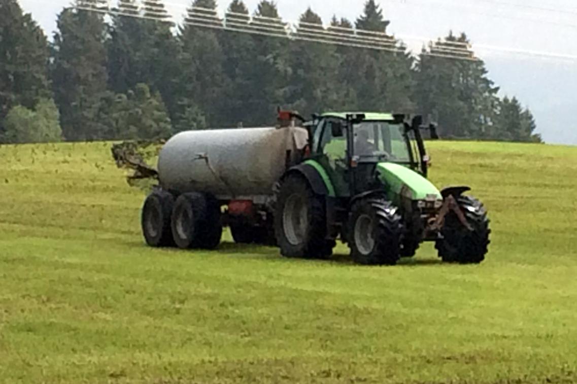 Traktor Gülle Feld