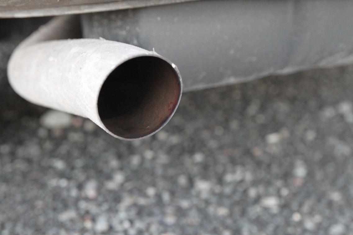 Ein Auspuff eines Dieselfahrzeugs