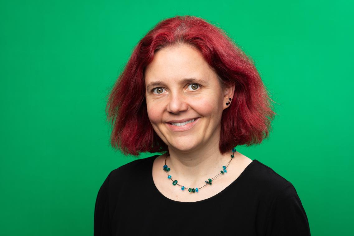 Astrid grüner Hintergrund
