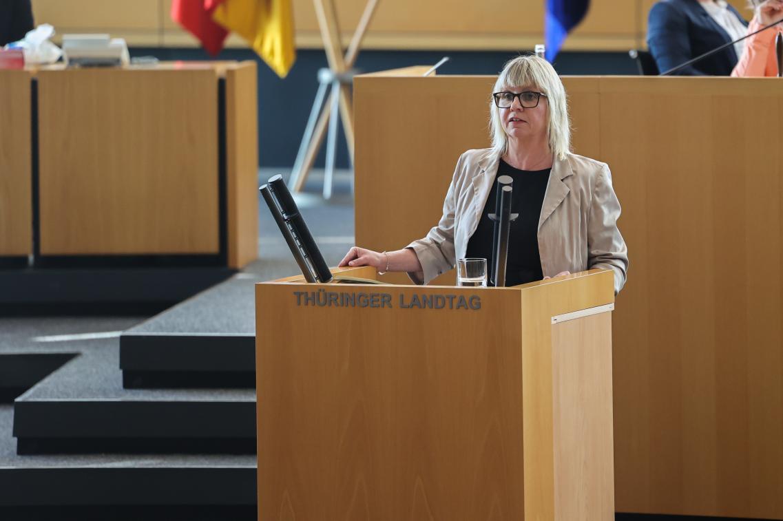 Bild von Babette Pfefferlein am Plenarpult bei einer Rede