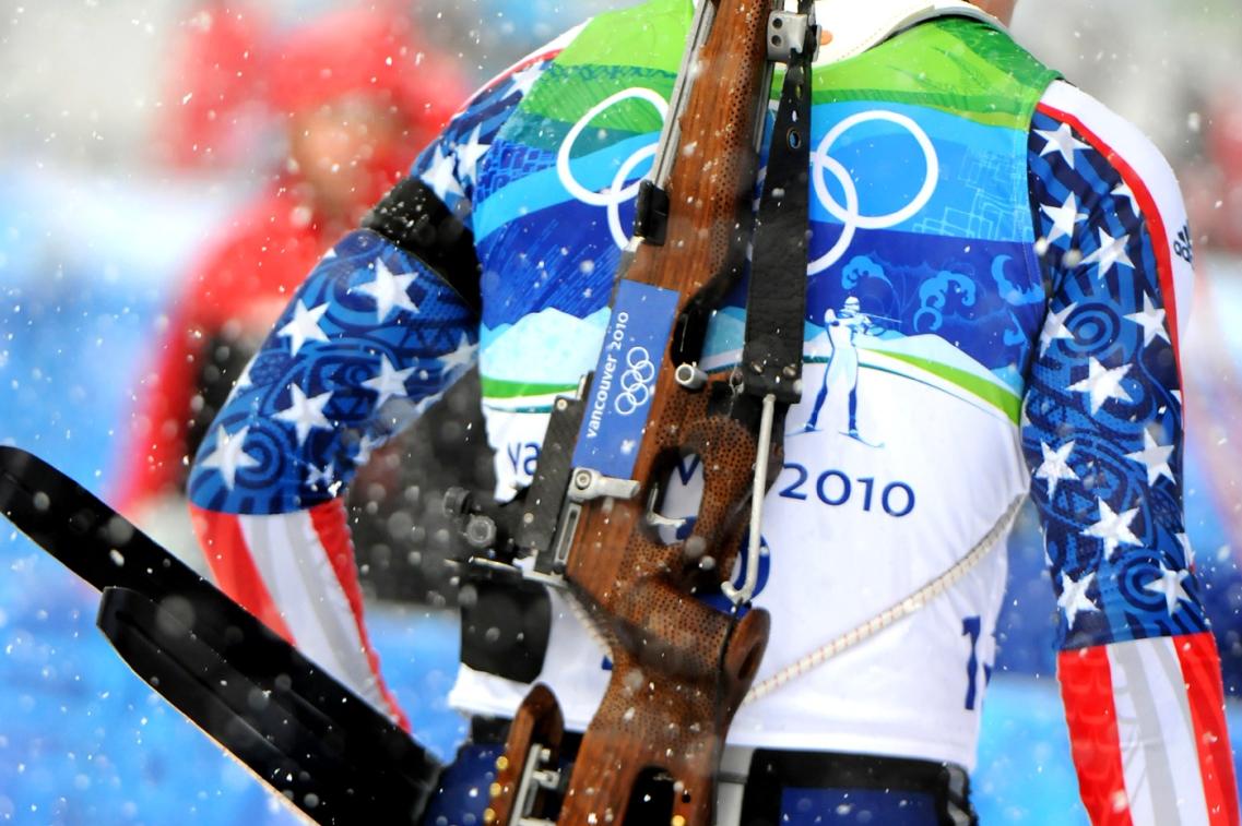Ein Biathlon Athlet von hinten Ein Biathlon Athlet von hinten