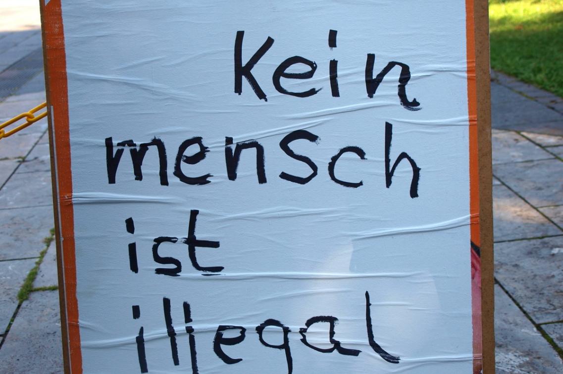 Plakat mit der Aufschrift "Kein Mensch ist illegal"