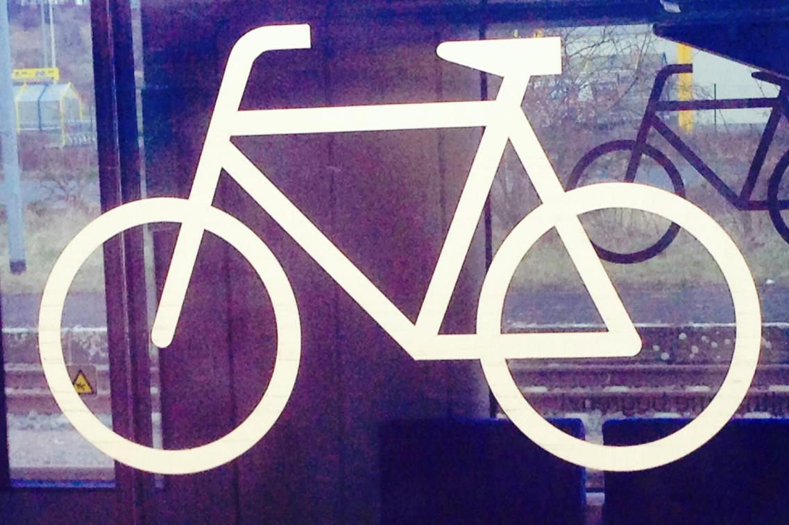 Fahrradzeichen an einer Tram