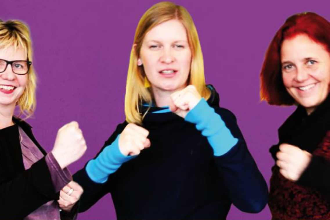 Babett Pfefferlein, Madeleine Henfling und Astrid Rothe-Beinlich in Kampfpose zum Frauenkampftag