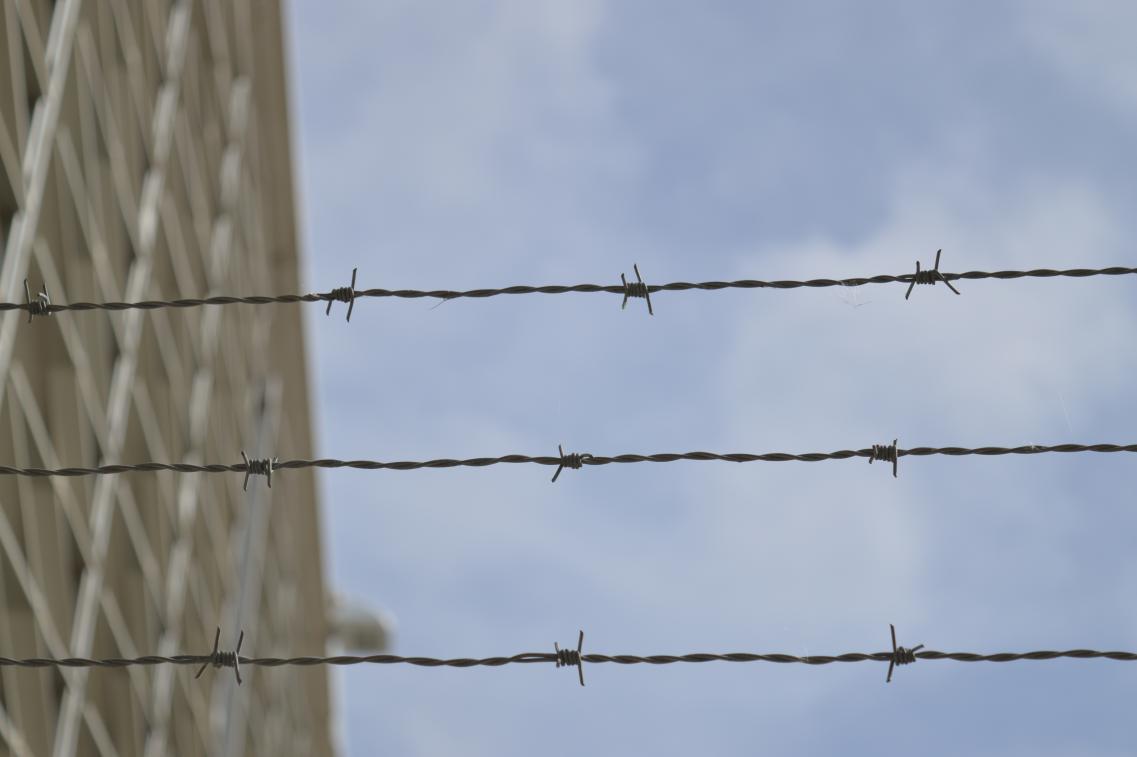 Stacheldraht vor Gebäude