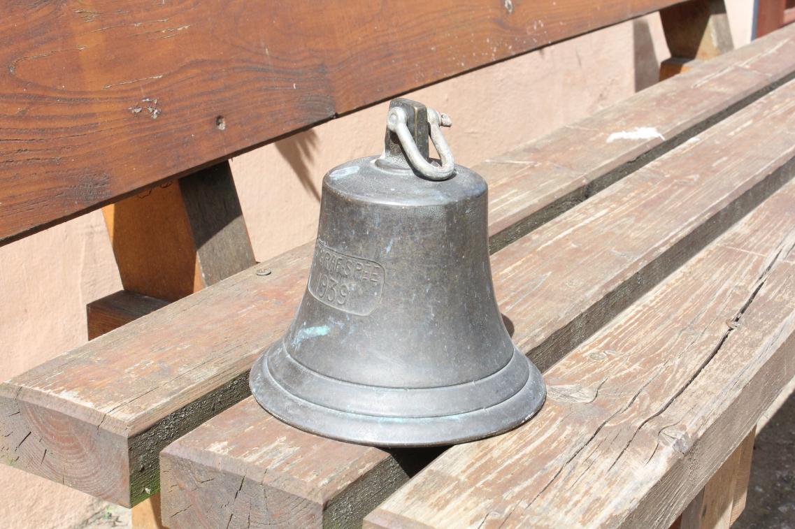 Glocke Holzbank