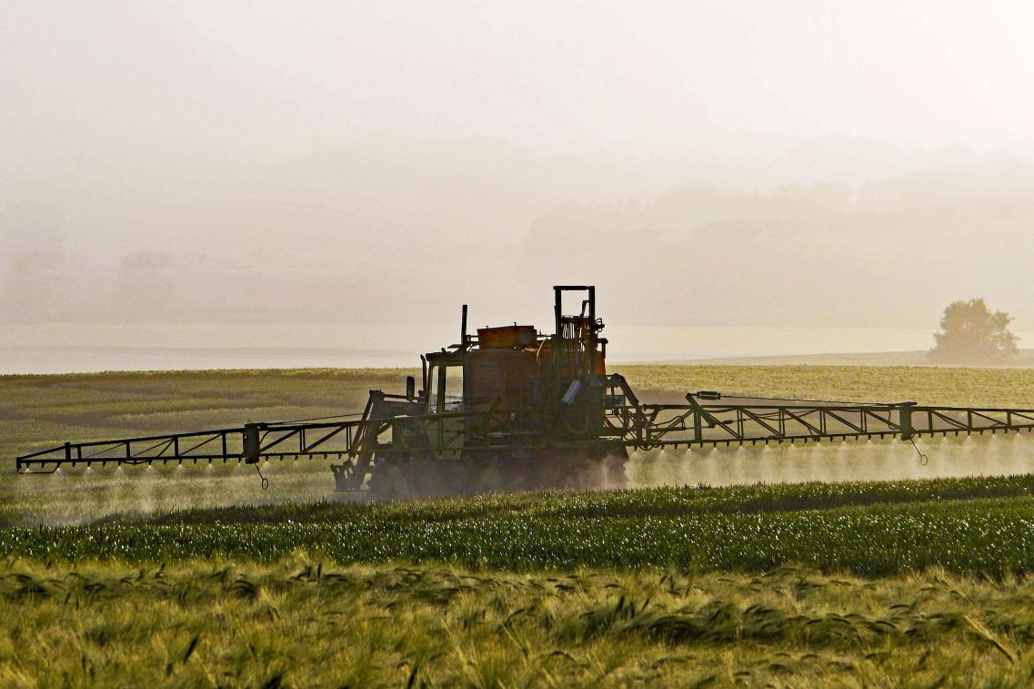 Ein Landwirtschaftsfahrzeug sprüht Glyphosat auf ein Feld