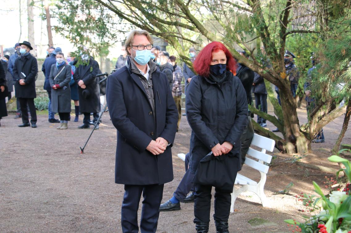 Astrid Rothe-Beinlich & Dirk Adams in Gedenken an 82 Jahre Reichspogromnacht auf dem jüdischen Friedhof