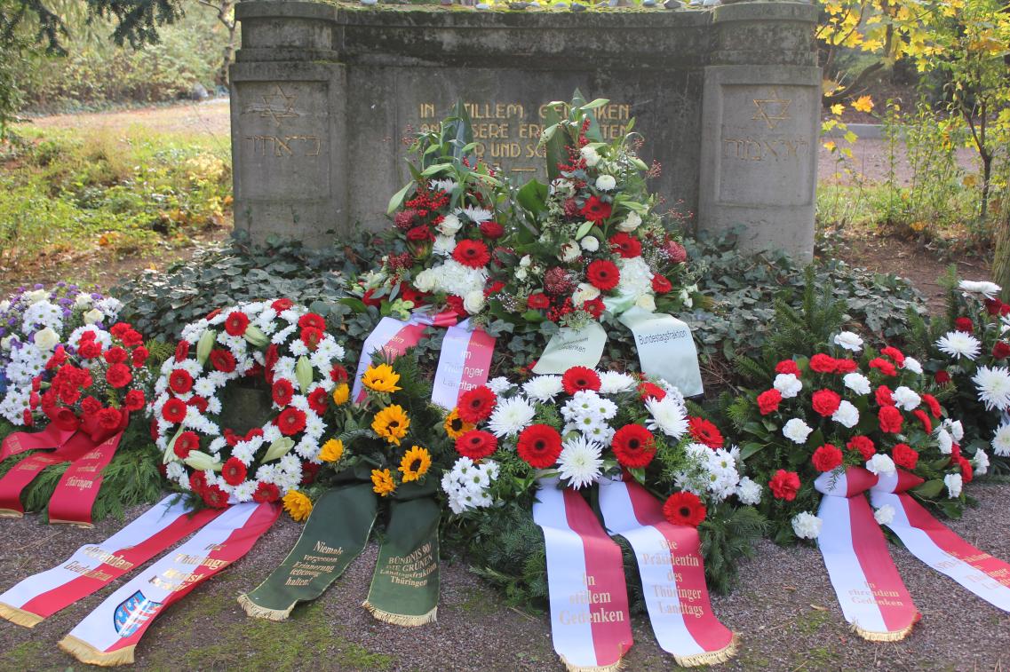 Kränze zum Gedenken an 82 Jahre Reichspogromnacht