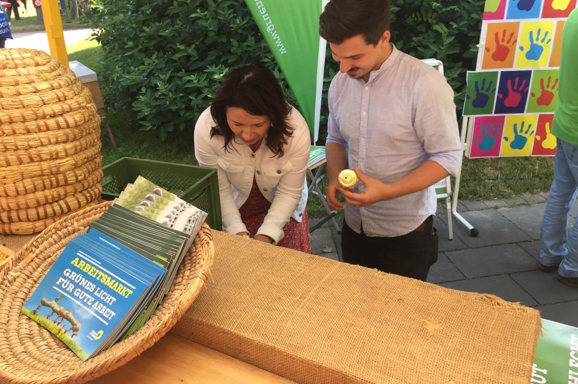 Anja Siegesmund (links) mit Imker Max Reschke (rechts) am Bienenstand