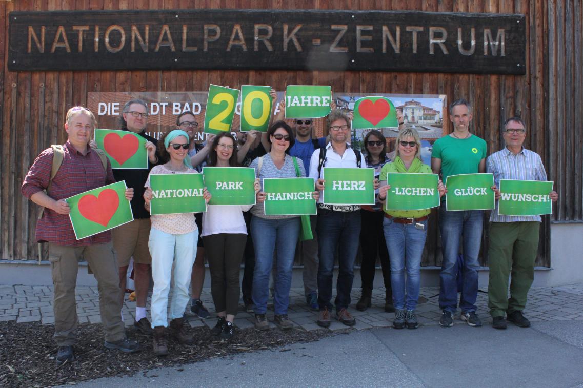 Die Fraktion gratuliert mit Schildern zu 20 Jahren Nationalpark Hainich
