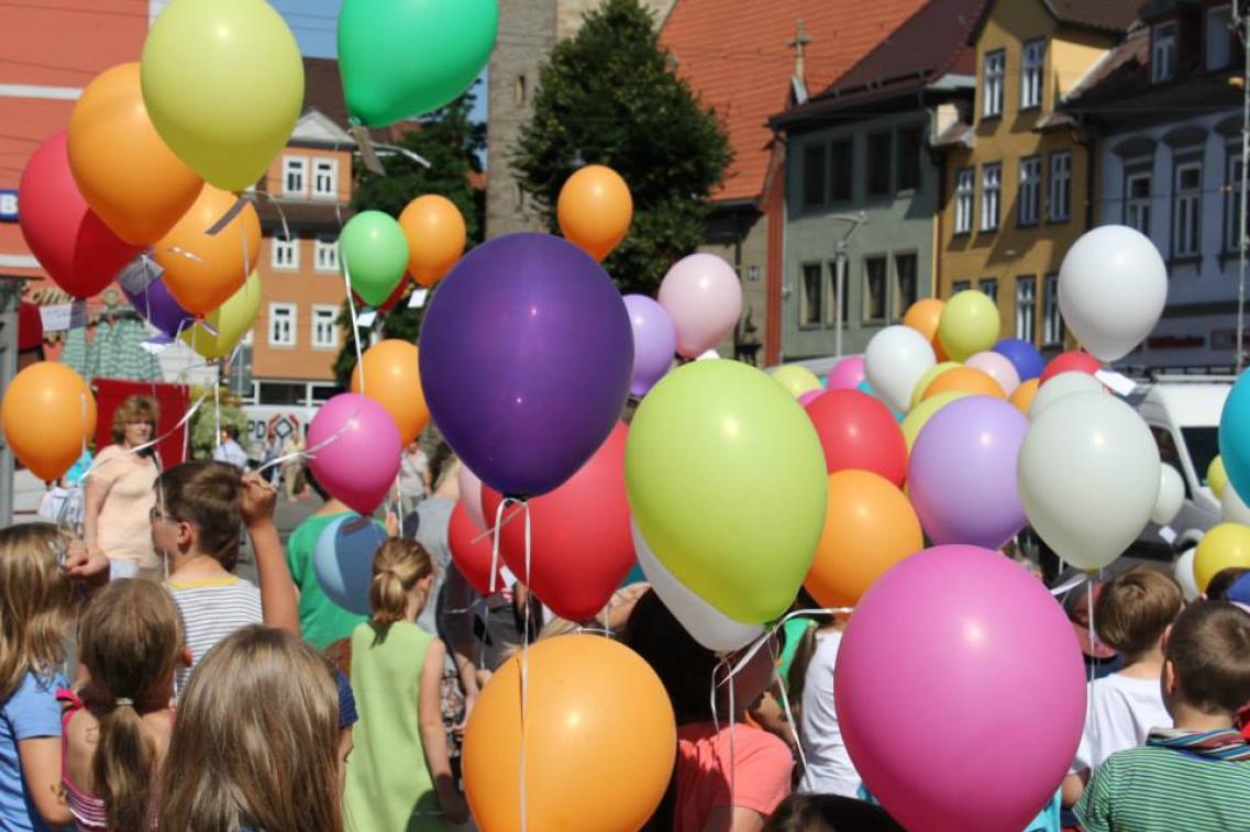 Kinder halten bunte Luftballons in den Händen 