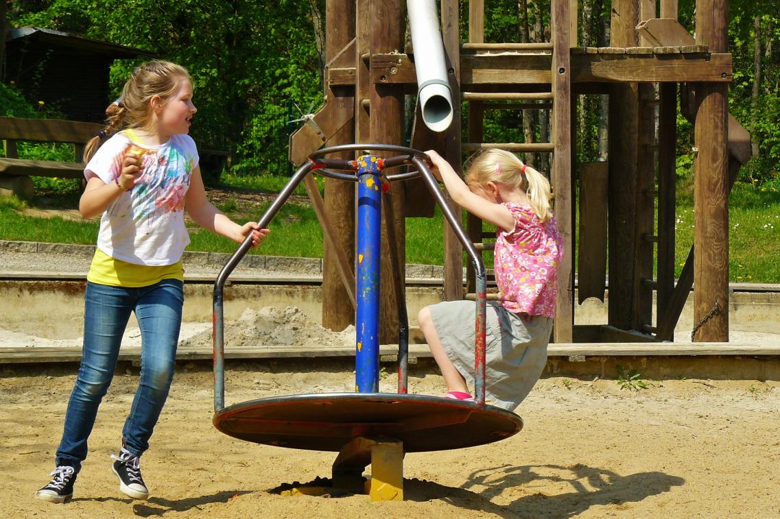 Kinder auf dem Pausenhof