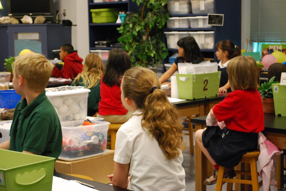 Kinder sitzen in einem Klassenzimmer