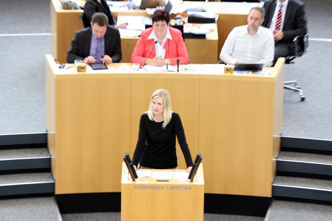 Madeleine Henfling am Rednerpult des Plenarsaals