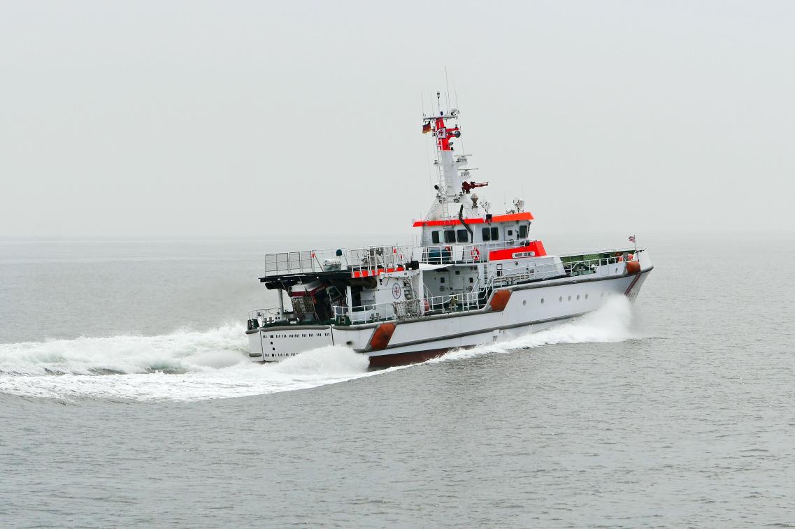 Ein Seenotrettungsboot auf dem offenen Meer Ein Seenotrettungsboot auf dem offenen Meer