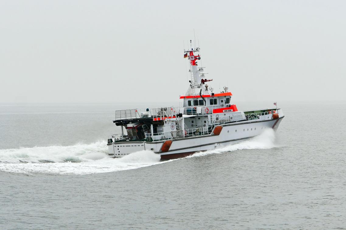 Ein Seenotrettungsboot auf dem offenen Meer 