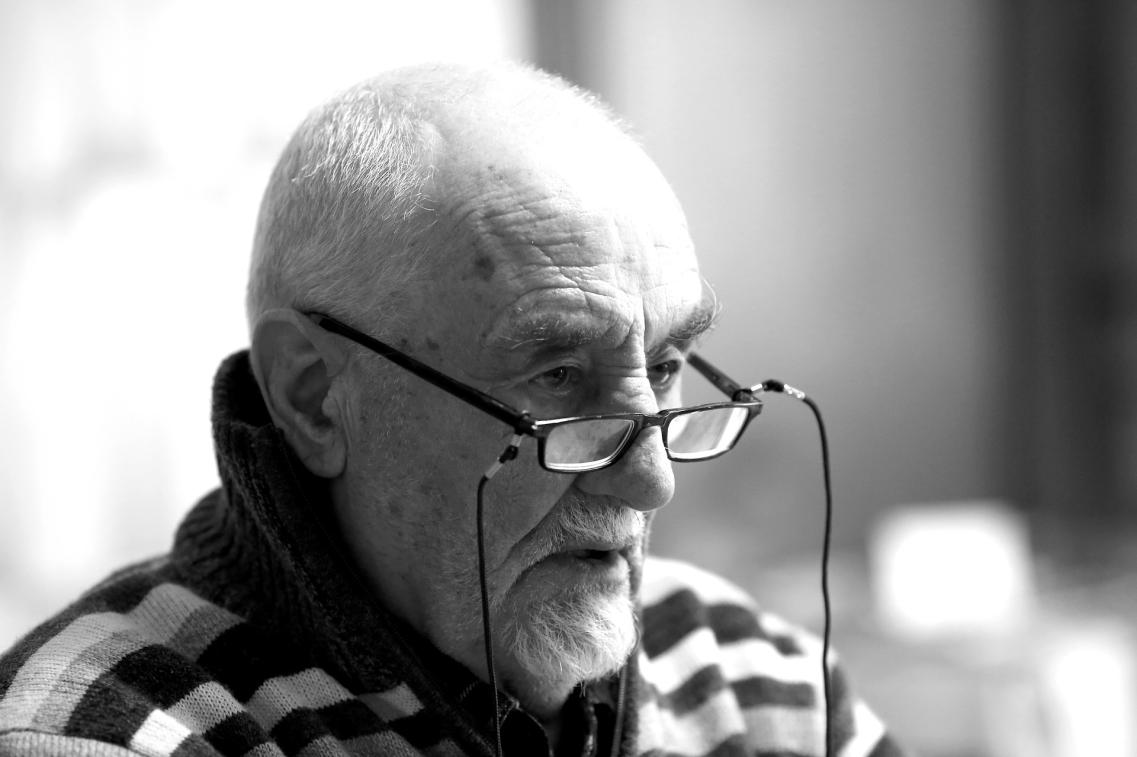 Senior mit Brille