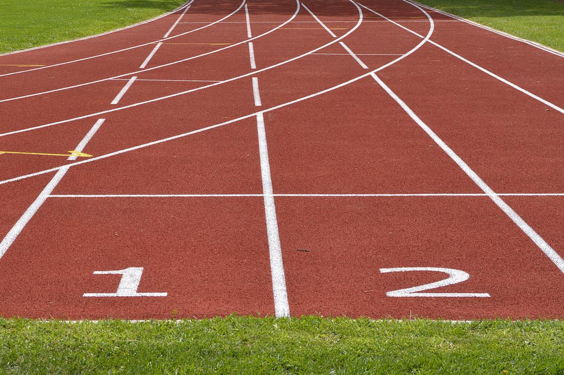 Startbahnen auf einem Sportfeld
