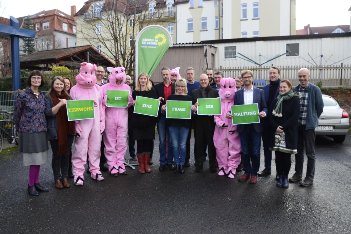 Teilnehmer*innen der Fraktionsklausur posieren für mehr Tierwohl